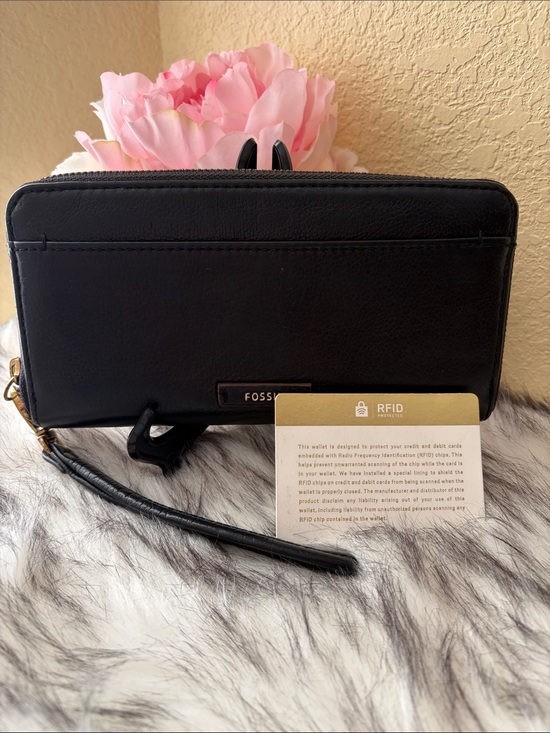 Fossil Handbags - Fossil zip around black wallet RFID